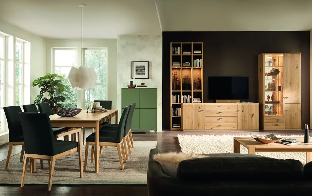 Wohn und Essbereich mit Esstisch, schwarzen Stühlen, TV-Möbeln und Vitrine aus Holz